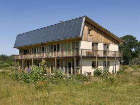 Dieses Haus besteht unter anderem aus Stroh.